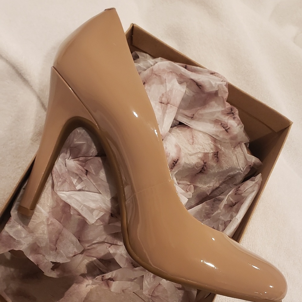 Nude patent leather pumps